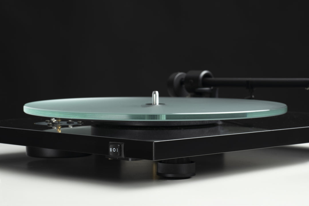 Pro-Ject T1 EVO Phono Turntable with Ortofon OM 10 Cartridge